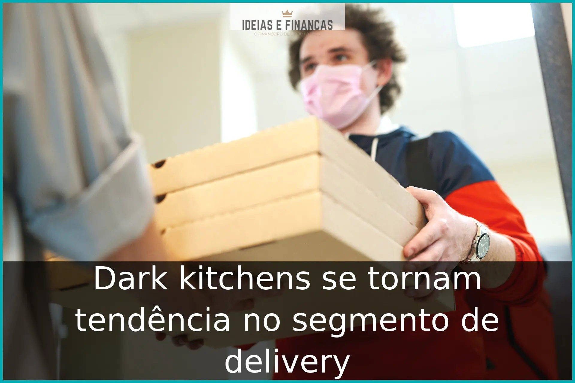 Entregador entregando três pizzas