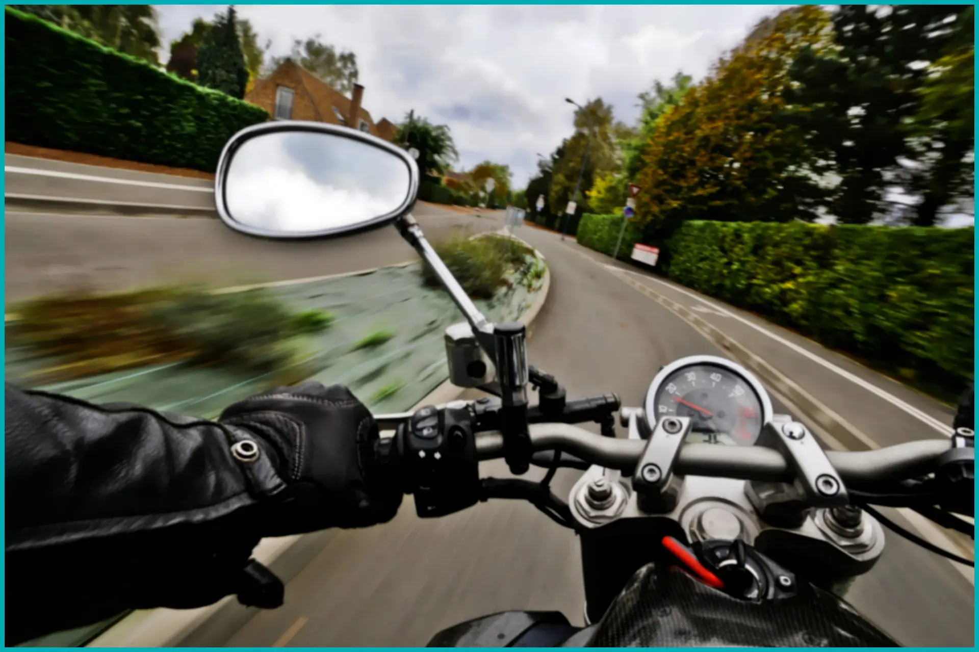 Seguro para moto: Como funciona e porque é importante? Vista de uma moto andando na rua