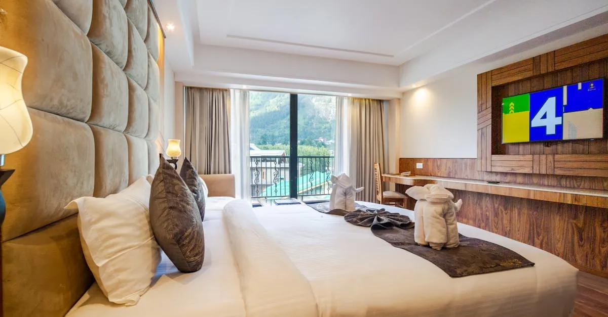 Quarto de hotel com cama grande, janelas amplas e decoração contemporânea