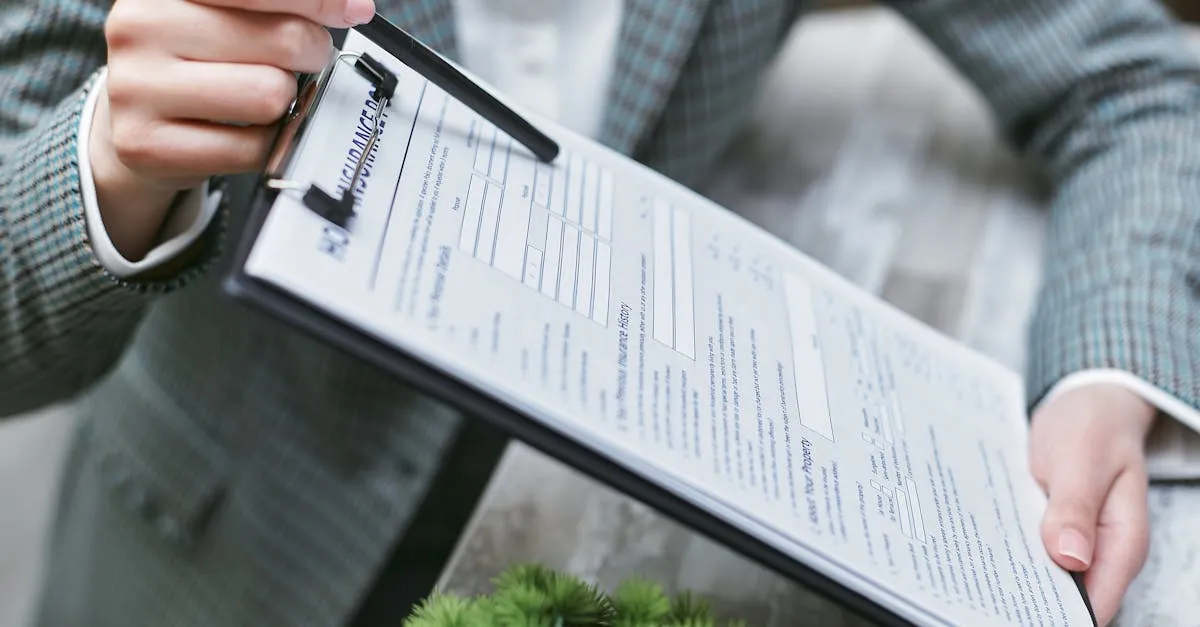 Mão segurando um clipboard com um formulário em destaque.