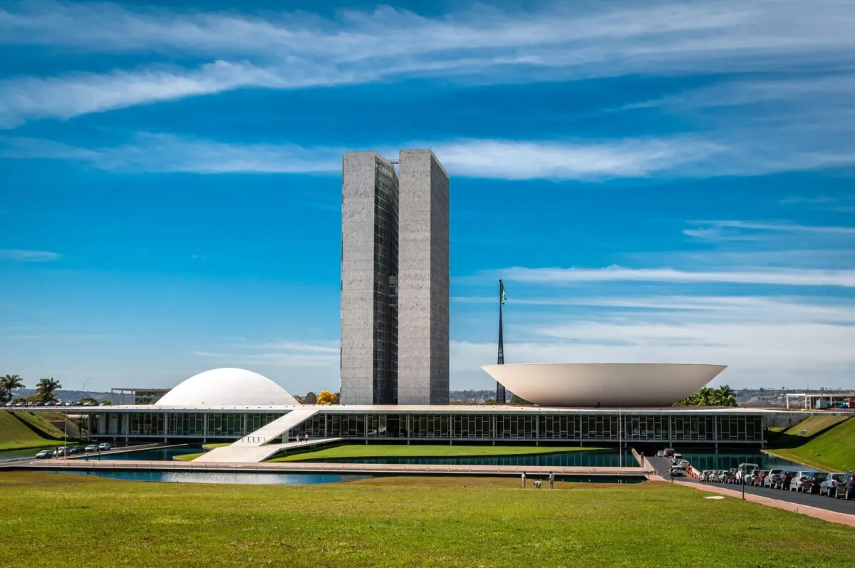 Prédio do Congresso Nacional em Brasília em dia ensolarado, símbolo da gestão das finanças públicas no Brasil